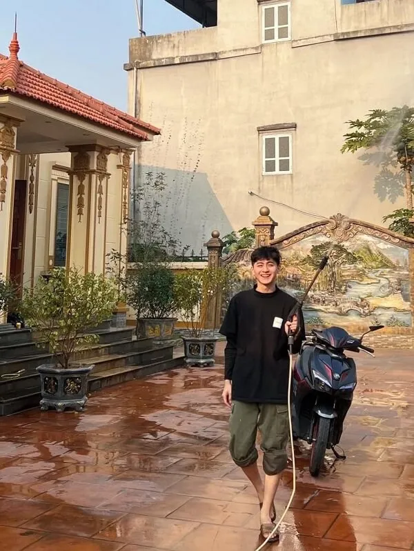 Hình ảnh trai đẹp có một người đàn ông đang đứng cạnh chiếc xe máy