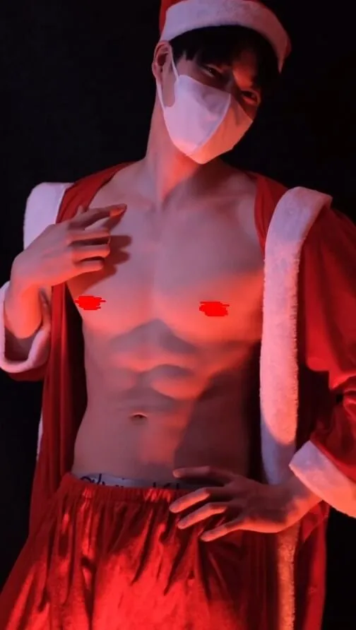 Hình ảnh trai đẹp việt nam có một người đàn ông trong trang phục santa claus với mặt nạ