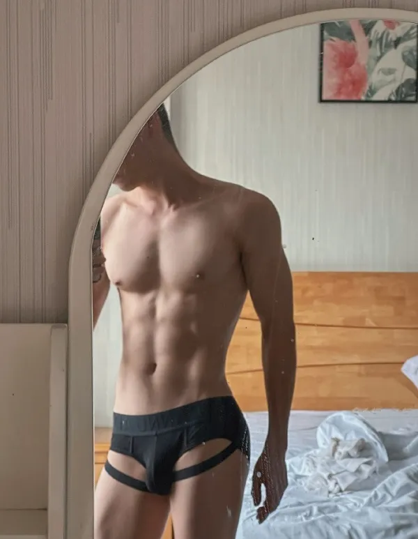 Ảnh trai đẹp múi mirrored image of man in underwear taking selfie mirror