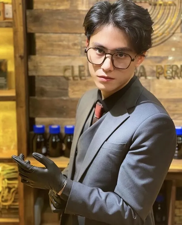 Hình ảnh trai đẹp có một người đàn ông trong bộ đồ và cà vạt cầm điện thoại di động