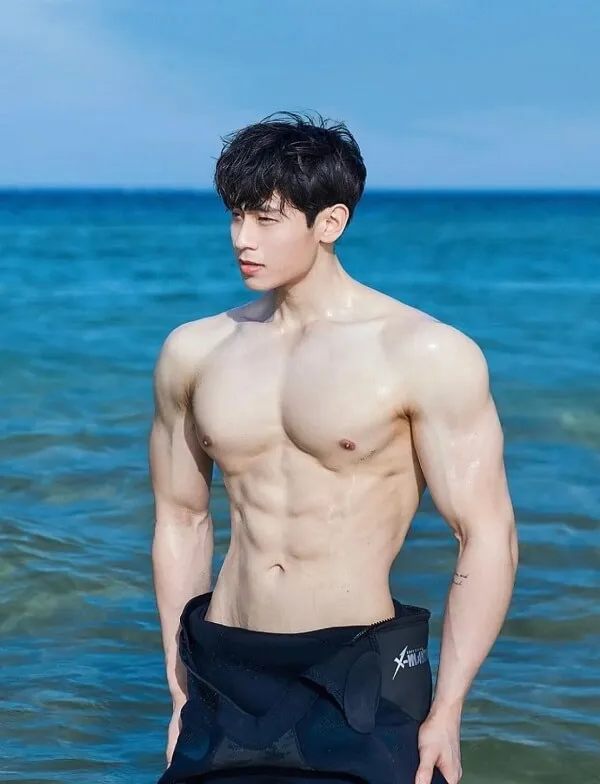 Hình ảnh đẹp trai có một người đàn ông đang đứng trong nước không áo