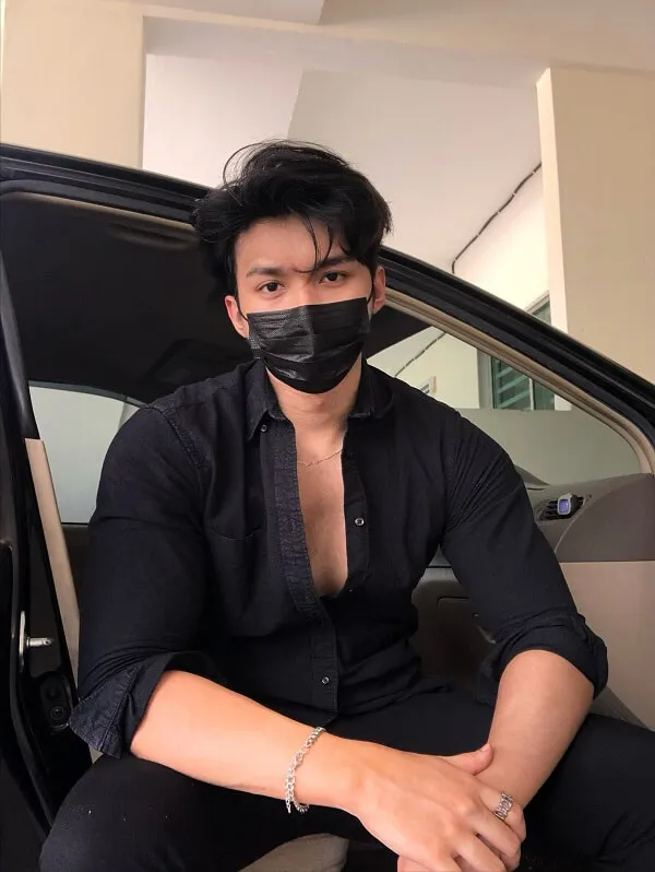 Hình ảnh trai đẹp việt nam đây là một người đàn ông ngồi phía sau xe đeo mặt nạ
