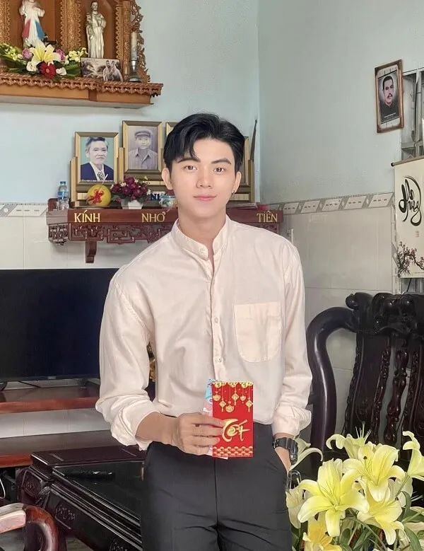 Hình ảnh trai đẹp người đàn ông mặc áo sơ mi trắng và quần đen cầm hộp màu đỏ
