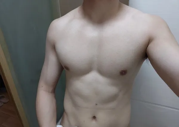 Hình ảnh trai múi đẹp có một chàng trẻ không mặc áo selfie trong phòng tắm