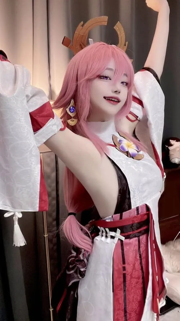 Ảnh yae miko cute có một người phụ nữ mặc quần áo trong cosplay