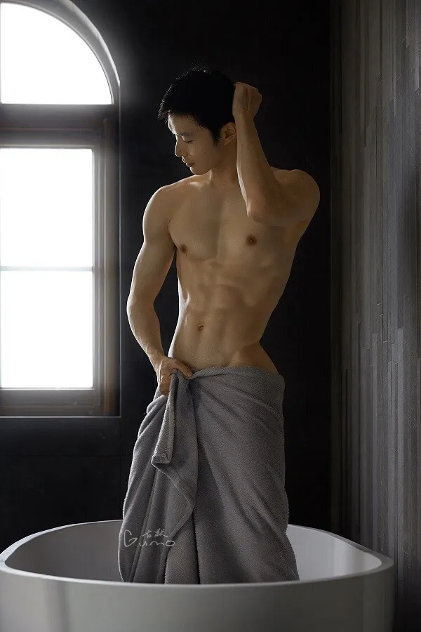 Hình ảnh hot boy đẹp trai bức tranh của một người đàn ông đứng trong bồn tắm với chiếc khăn trên đầu