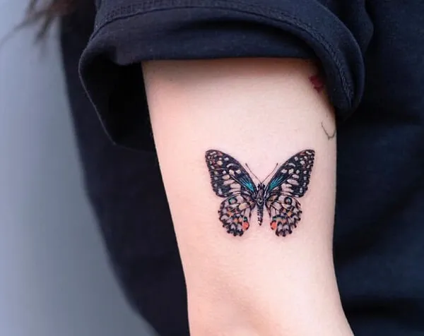 Có một hình xăm bướm trên cánh tay của người phụ nữ