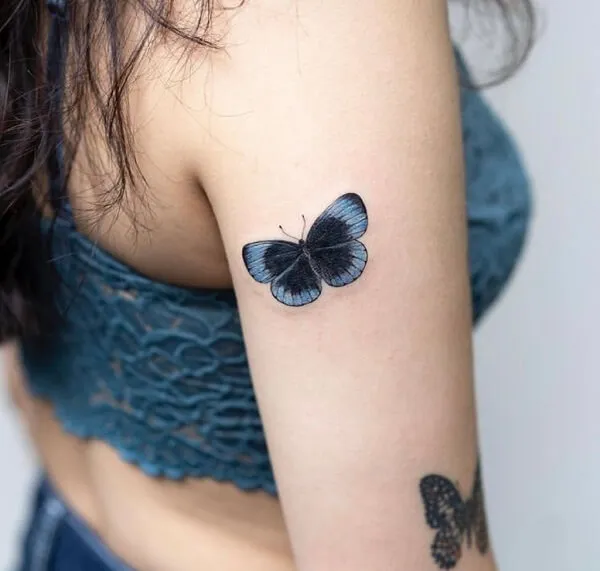 Có một người phụ nữ hình xăm bướm trên cánh tay của cô ấy