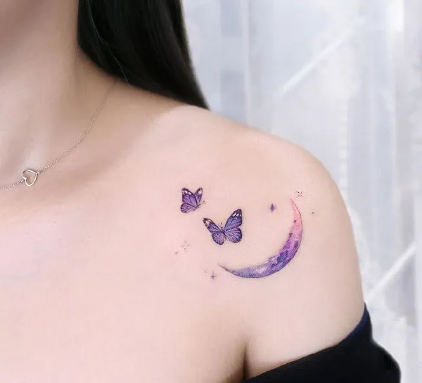 Có một người phụ nữ hình xăm bướm trên vai