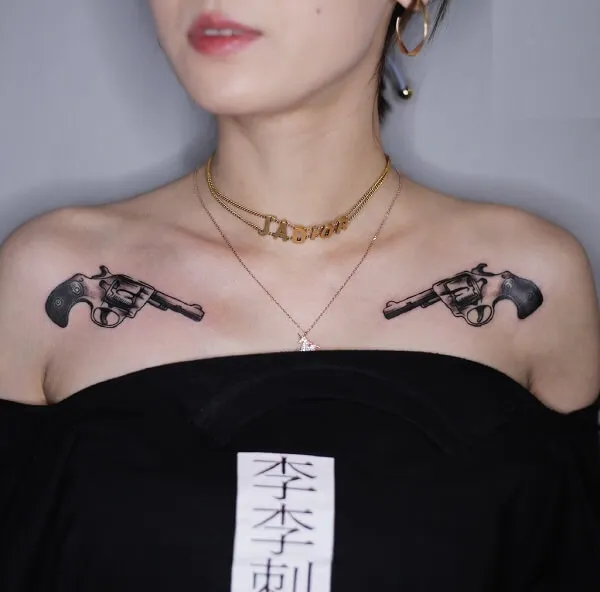 Có một người phụ nữ hình xăm súng trên ngực