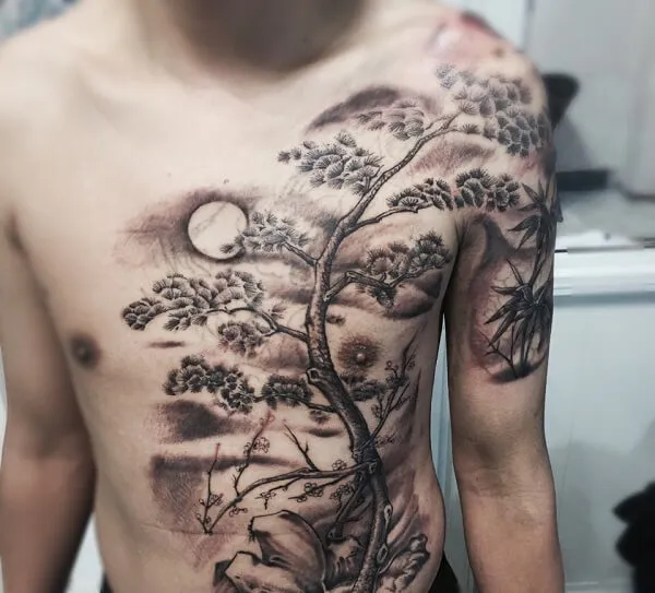 Có một người đàn ông hình xăm cây trên ngực