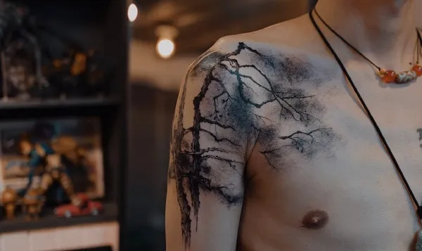 Có một người đàn ông hình xăm trên ngực
