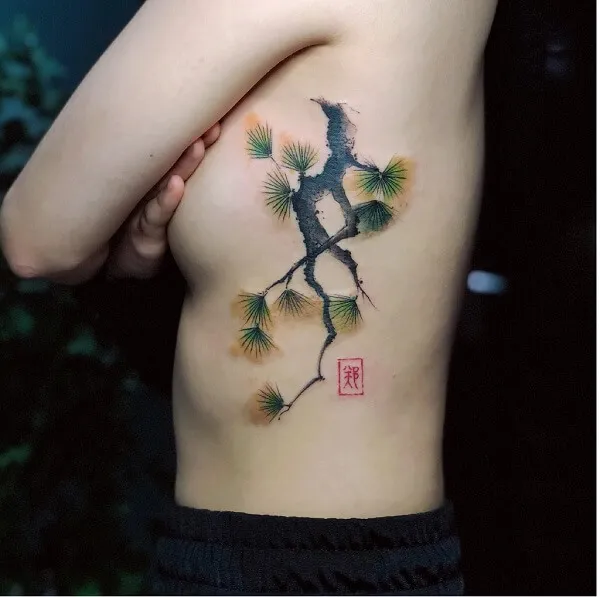Có một người phụ nữ hình xăm cây thông trên lưng