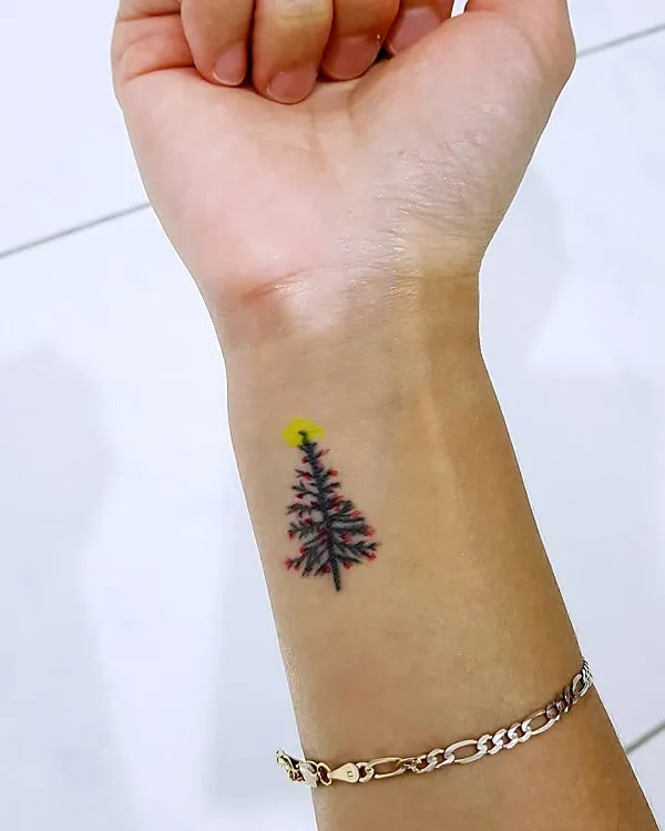 Ai đó có một hình xăm nhỏ trên cổ tay của họ
