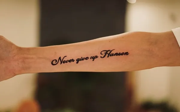 Có một người đàn ông hình xăm trên cánh tay nói rằng đừng bao giờ từ bỏ thiên đường