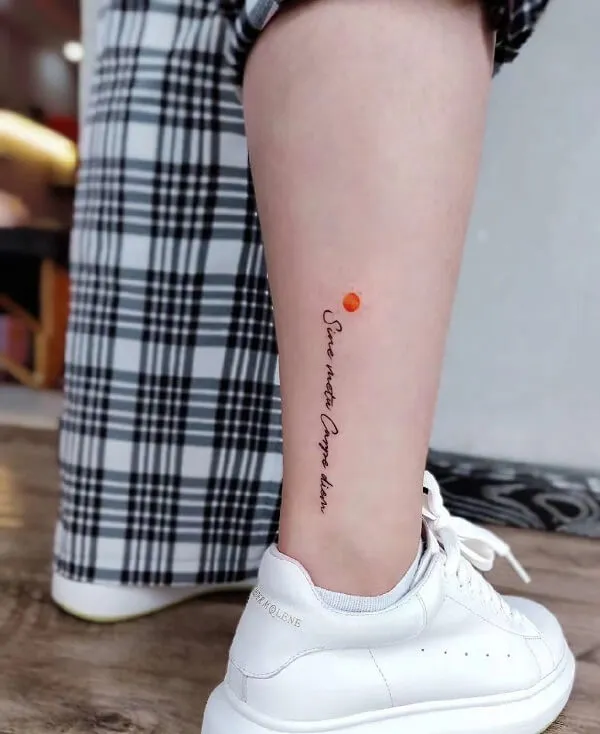 Hình xăm trên chân của một người phụ nữ có nhỏ