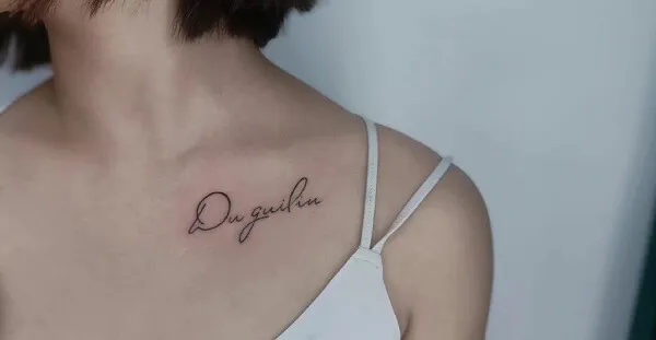 Đây là một người phụ nữ có hình xăm trên ngực