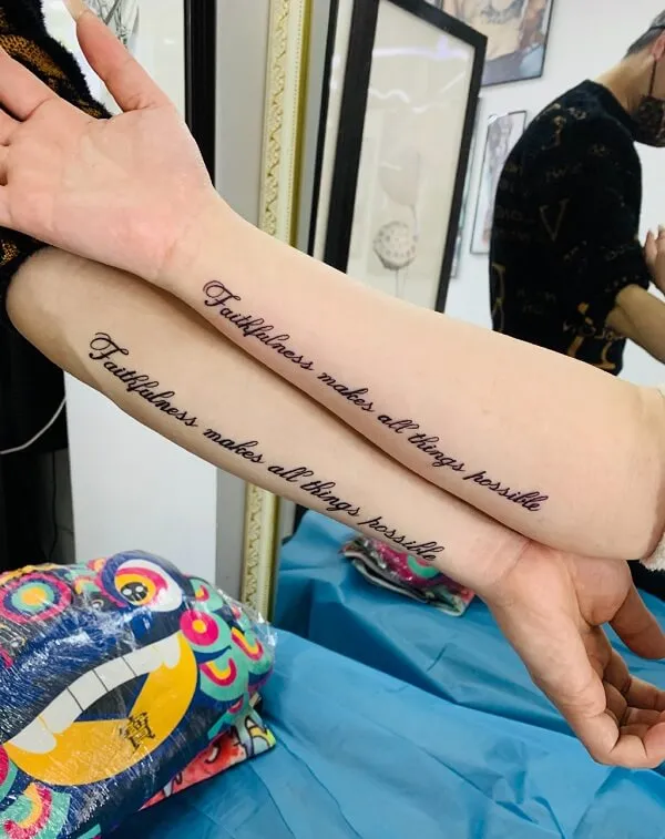 Có một người phụ nữ hai hình xăm trên tay