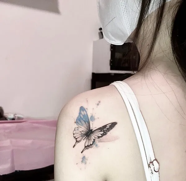 Có một người phụ nữ hình xăm bướm trên lưng