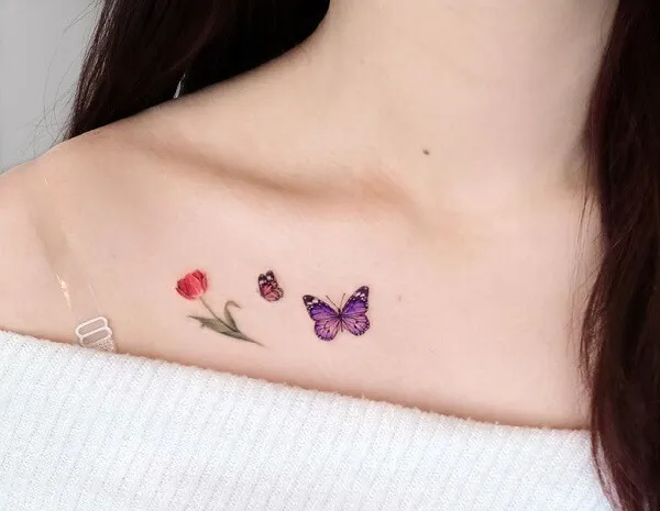 Có một người phụ nữ hình xăm bướm trên ngực