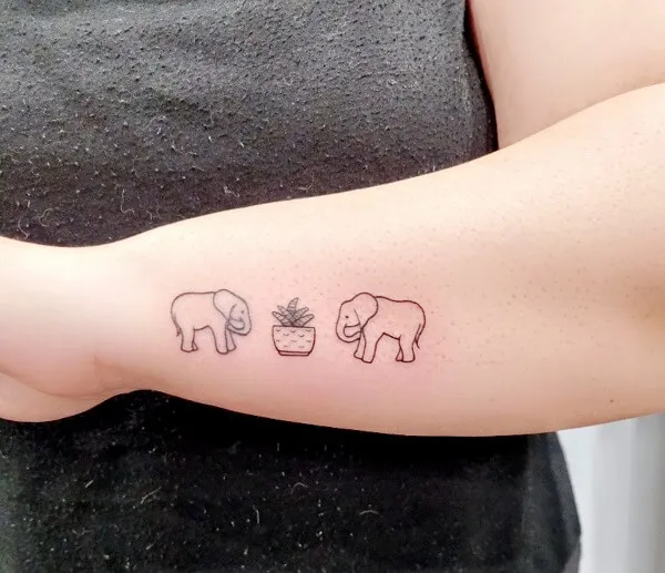Có một người phụ nữ hình xăm voi trên tay