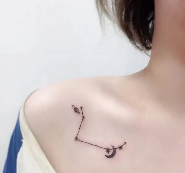 Đây là hình ảnh của một người phụ nữ có xăm trên ngực