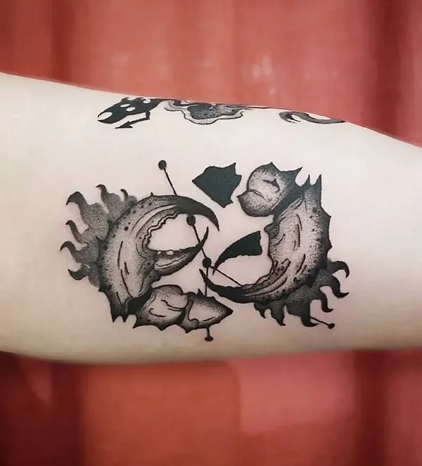 Có một hình xăm đen trắng trên cánh tay của người