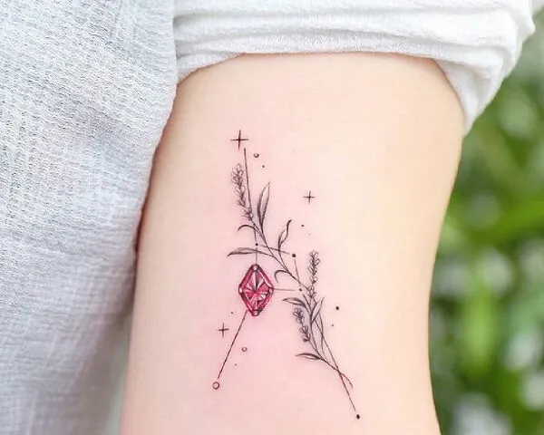 Có một hình xăm nhỏ trên cánh tay của người phụ nữ