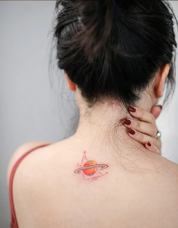 Có một người phụ nữ hình xăm trên sau gáy