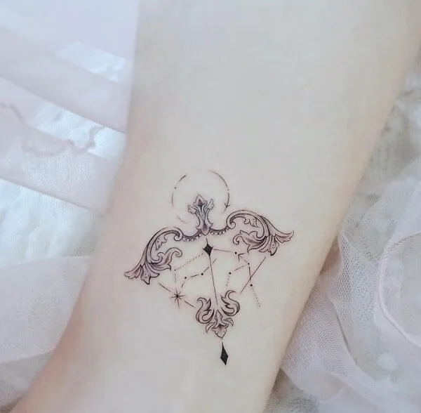 Có một hình xăm nhỏ trên mắt cá chân của người phụ nữ