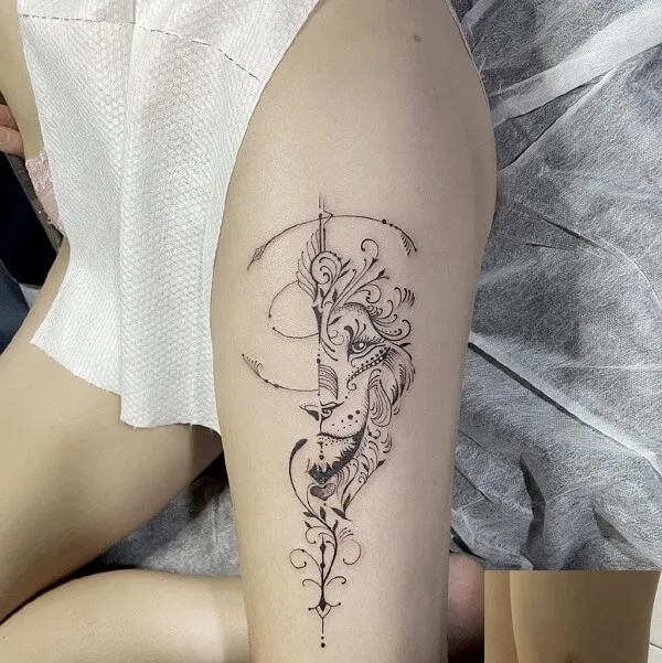 Có một người phụ nữ ngồi trên mặt đất với hình xăm chân
