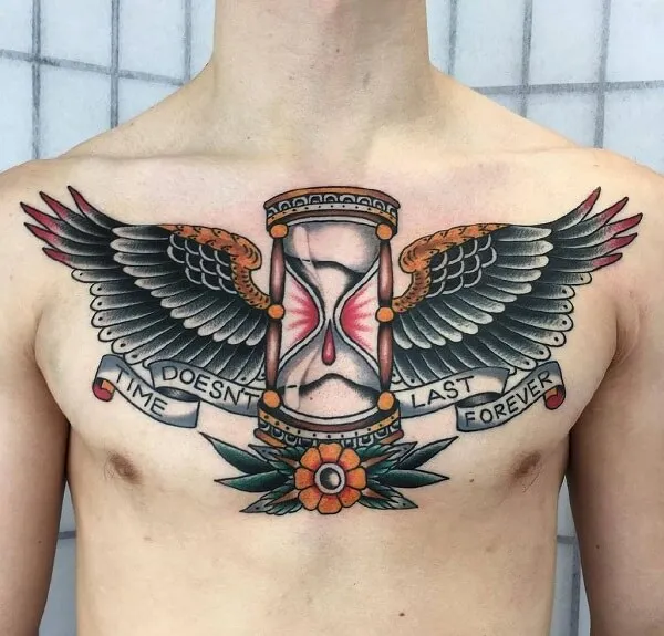 Một người đàn ông có hình xăm đồng hồ cát và cánh trên ngực