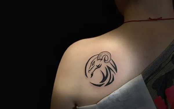 Hình xăm đen trắng của một con ngựa trên lưng người phụ nữ