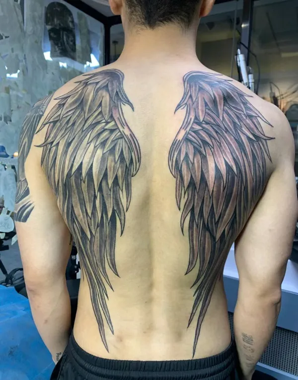 Có một người đàn ông hình xăm hai cánh trên lưng