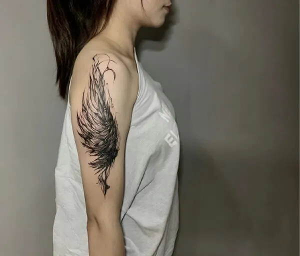 Có một người phụ nữ hình xăm con chim trên cánh tay của cô ấy