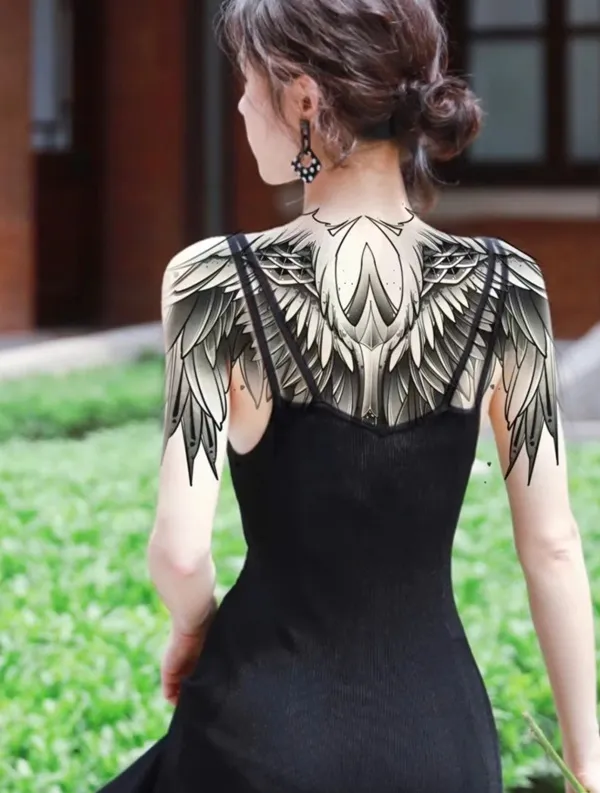 Có một người phụ nữ mặc chiếc váy đen với đôi cánh trên lưng