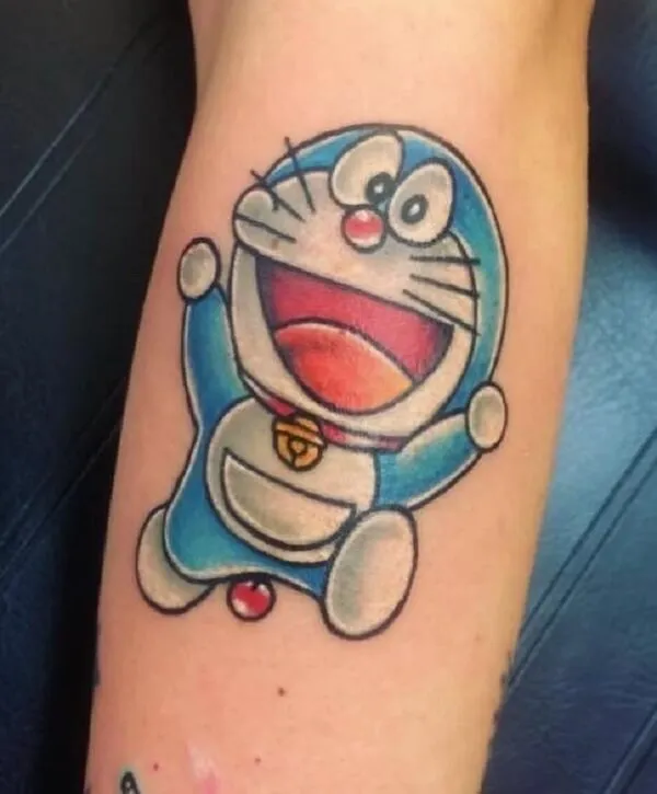Có một hình xăm Doraemon của nhân vật hoạt trên cánh tay