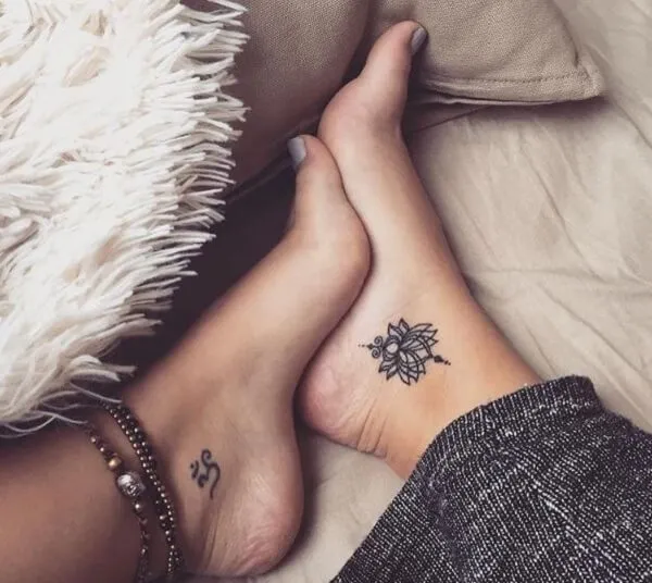 Đây là hình ảnh của một vài chân với xăm trên chúng