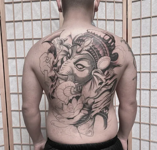 Có một người đàn ông hình xăm trên lưng
