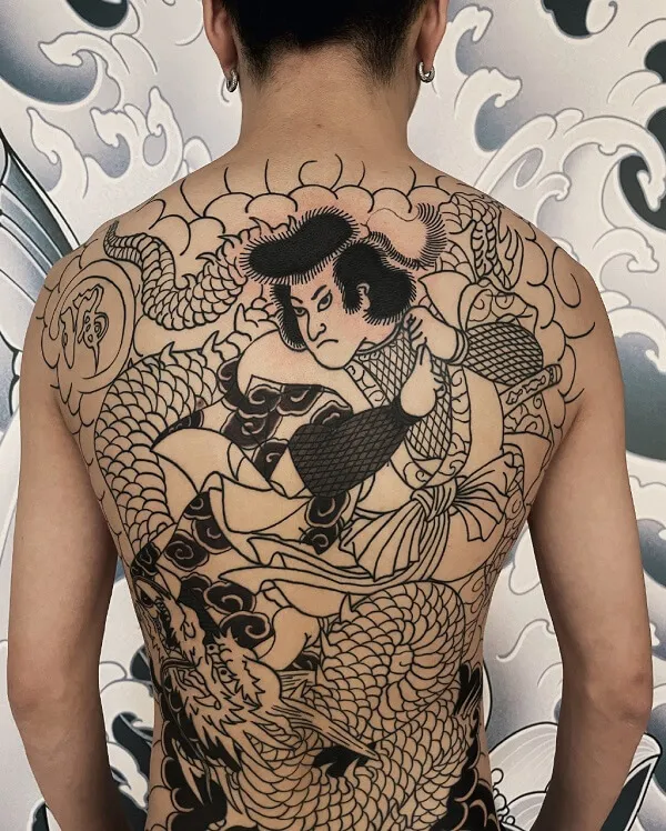 Có một người đàn ông hình xăm trên lưng