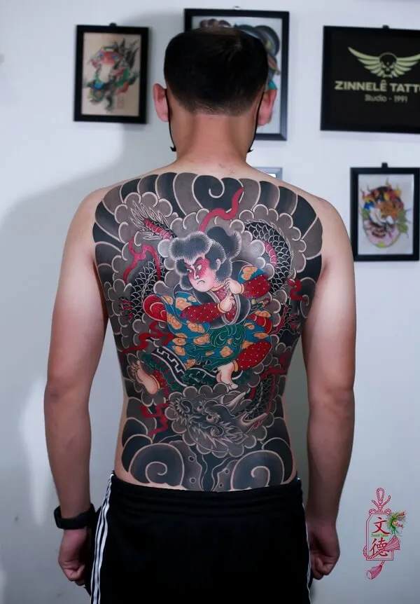 Có một người đàn ông hình xăm trên lưng