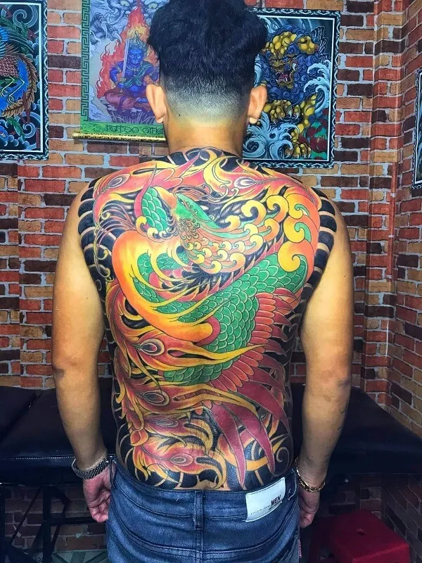 Có một người đàn ông hình xăm rồng trên lưng