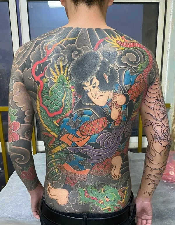 Có một người đàn ông hình xăm trên lưng