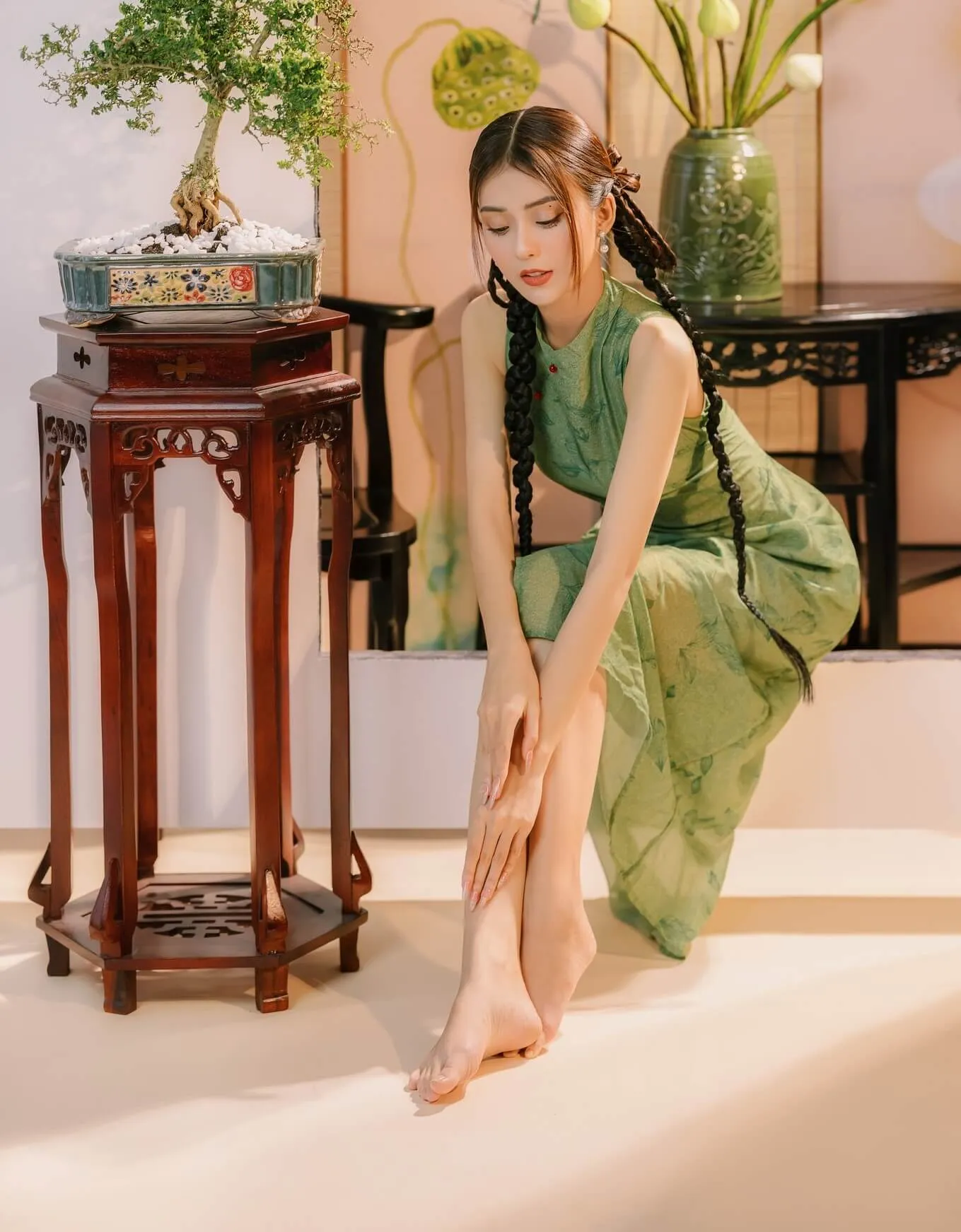 Hoa chụp ảnh tết có một người phụ nữ đang ngồi trên sàn với hai chân của cô ấy vượt qua