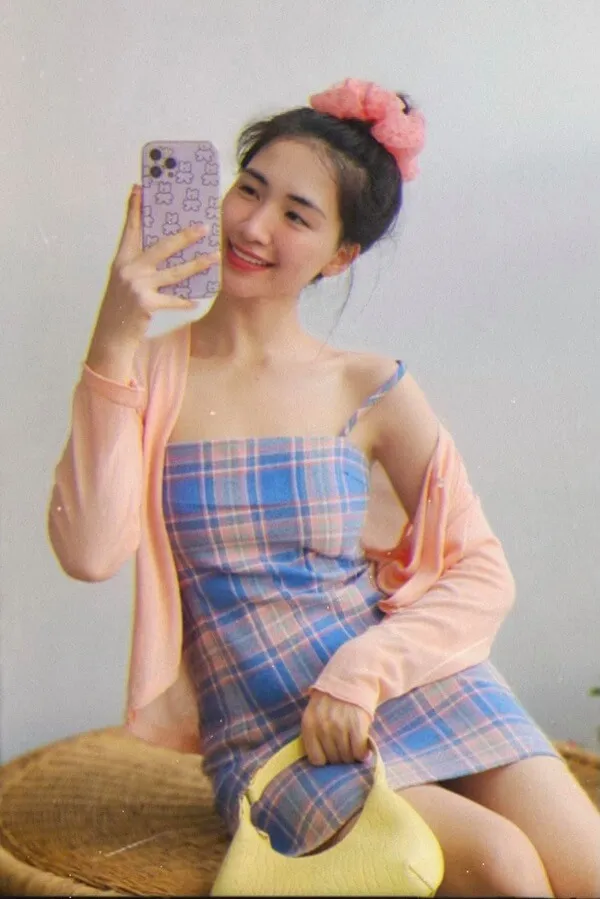 Hòa minzy sexy có một người phụ nữ đang chụp ảnh với điện thoại di động của mình