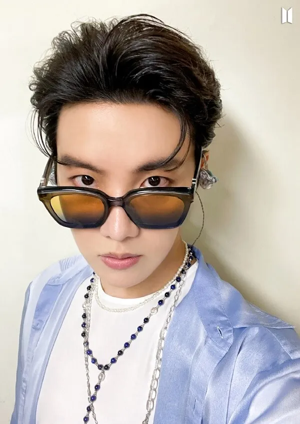 Ảnh dìm của j-hope đây là hình một người phụ nữ đeo kính râm và áo khoác màu xanh