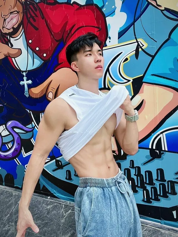 Hot boy ảnh trai đẹp trung quốc tik tok có một chàng trẻ không mặc áo đứng trước bức tường graffiti