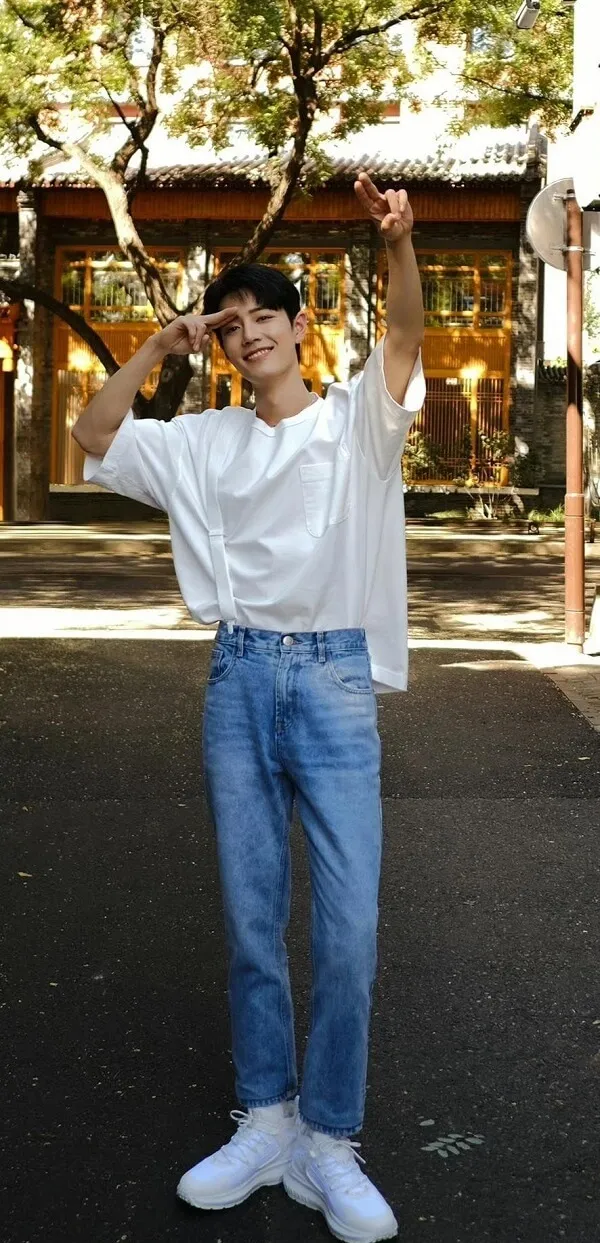 Hot boy ảnh trai đẹp trung quốc tik tok có một người đàn ông đang đứng trên ván trượt đường phố