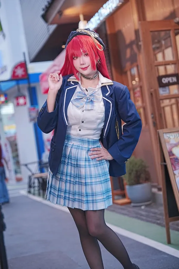 Houshou marine cosplay có một người phụ nữ mái tóc đỏ mặc áo khoác màu xanh và váy