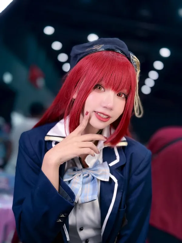 Houshou marine cosplay có một người phụ nữ mái tóc đỏ chụp ảnh